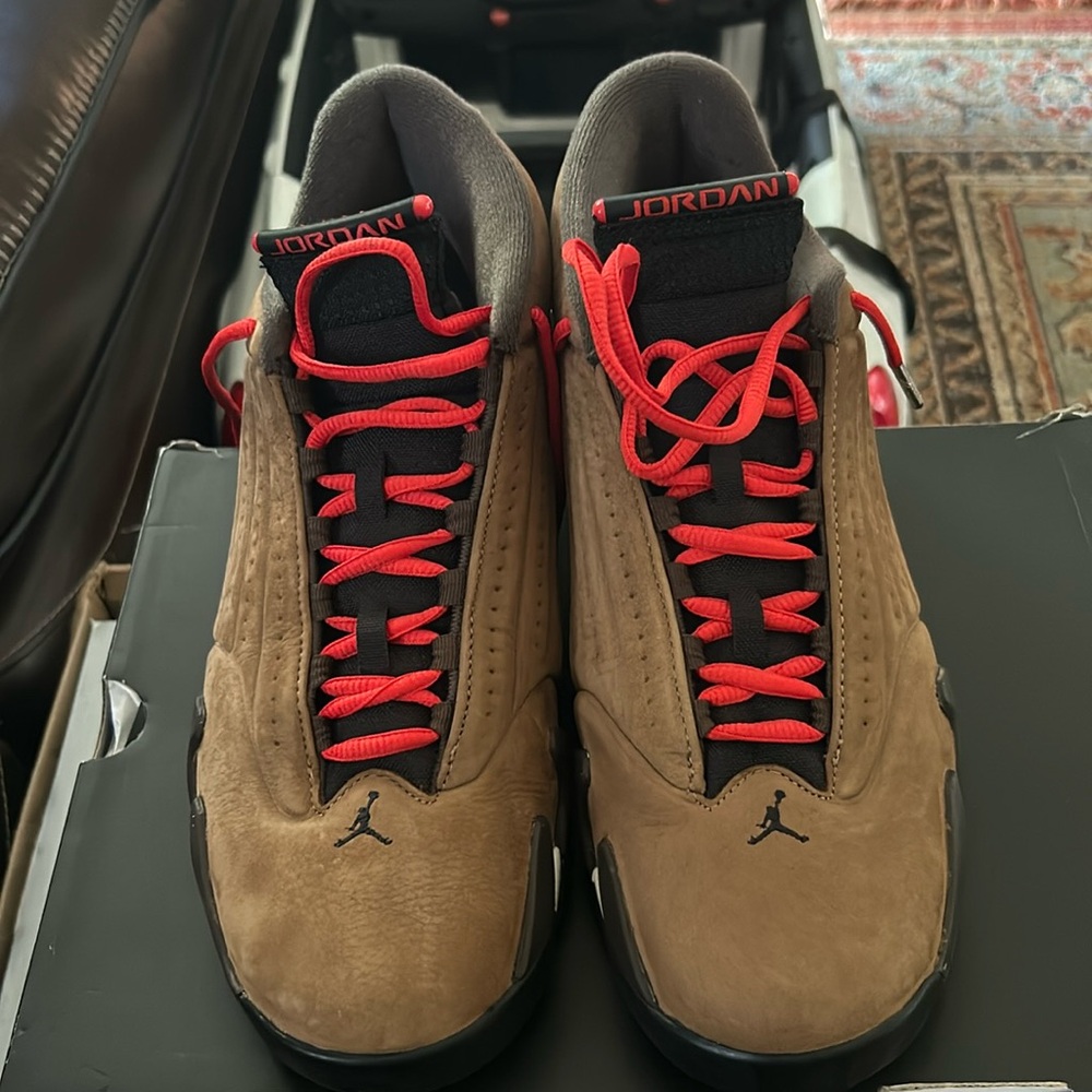 MENS JORDAN SNEAKERS ALMOST NEW